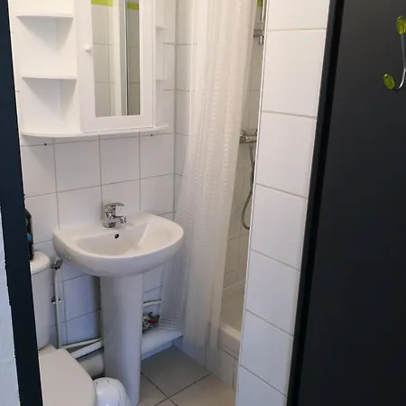 300m De La Et Commerces - B Et C Apartman *